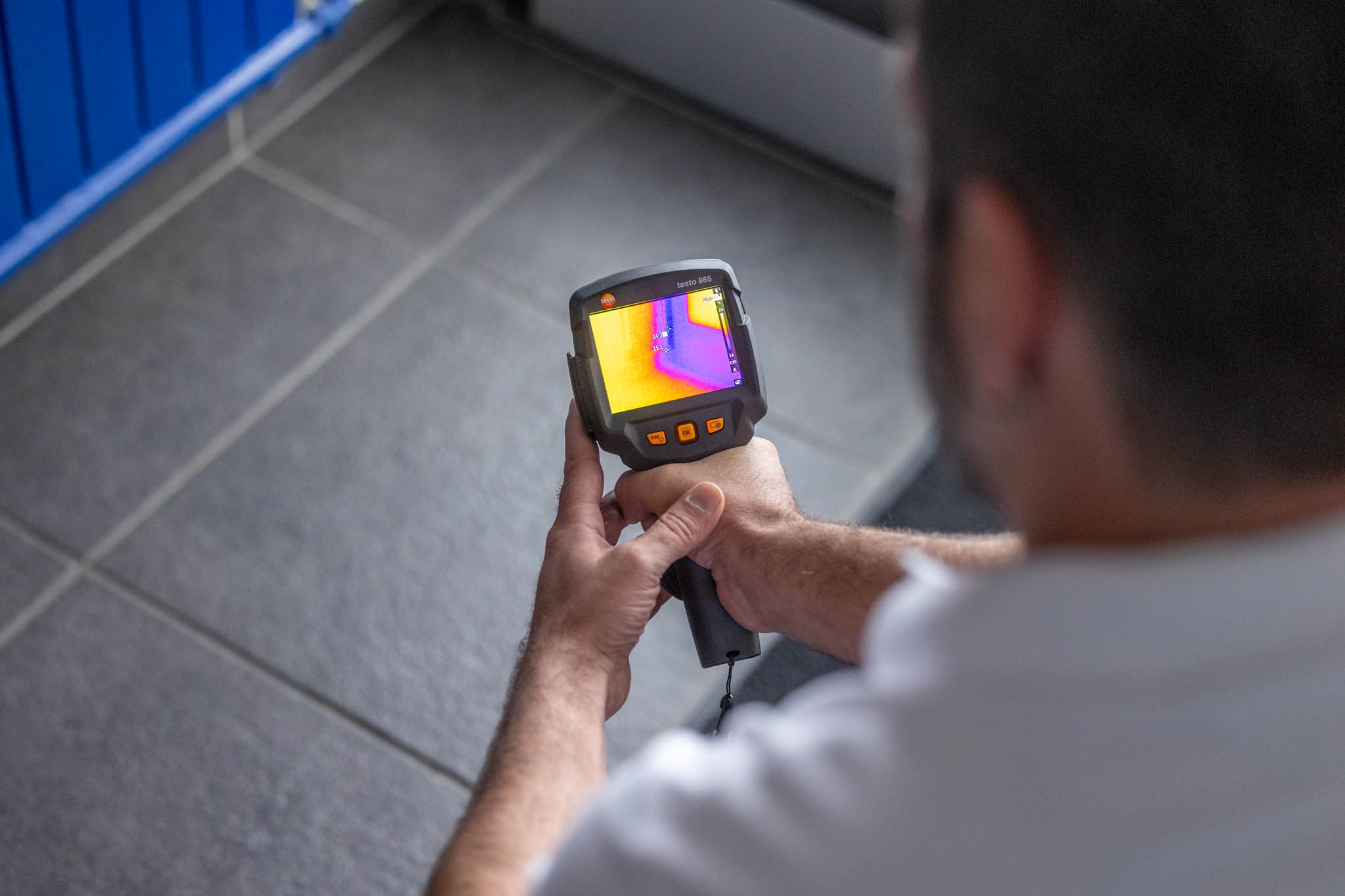 Eine Person analysiert mit einem Thermografiegerät